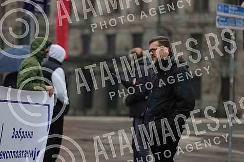 Politician Srdjan Nogo and his supporters protested against Rio Tinto in front of the National Assembly.Politicar Srdjan Nogo i njegove pristalice su ispred narodne skupstine protestvovale protiv Rio Tinta.