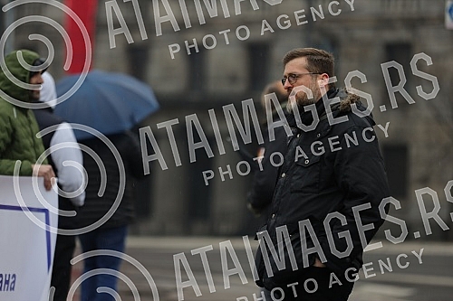 Politician Srdjan Nogo and his supporters protested against Rio Tinto in front of the National Assembly.Politicar Srdjan Nogo i njegove pristalice su ispred narodne skupstine protestvovale protiv Rio Tinta.