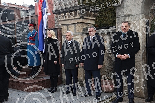 The laying of wreaths at the Monument to the Fallen Soldiers of the Army of the Republika Srpska in Banja Luka marked the beginning of the celebration of the Day of the Republika Srpska on January 9.Polaganjem venaca na Spomenik palim borcima Vojsk