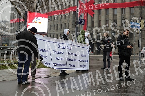 Politician Srdjan Nogo and his supporters protested against Rio Tinto in front of the National Assembly.Politicar Srdjan Nogo i njegove pristalice su ispred narodne skupstine protestvovale protiv Rio Tinta.