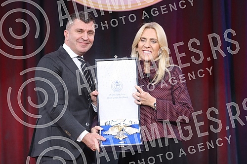 On the occasion of marking the 30th anniversary of the Republic of Srpska and the celebration of the Day of the Republic, the President of Srpska Zeljka Cvijanovic presented decorations and recognitions to deserving institutions and individuals. Po