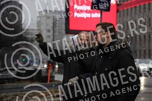 Politician Srdjan Nogo and his supporters protested against Rio Tinto in front of the National Assembly.Politicar Srdjan Nogo i njegove pristalice su ispred narodne skupstine protestvovale protiv Rio Tinta.