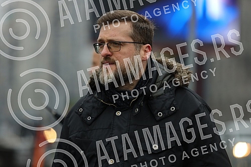 Politician Srdjan Nogo and his supporters protested against Rio Tinto in front of the National Assembly.Politicar Srdjan Nogo i njegove pristalice su ispred narodne skupstine protestvovale protiv Rio Tinta.