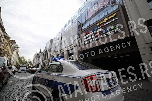 lice received a report that explosives had been planted in the Rajiceva shopping center in Belgrade, which led to the evacuation of visitors to the facility.Policija je dobila prijavu da je u trznom centru Rajiceva u Beogradu postavljen eksploziv, 