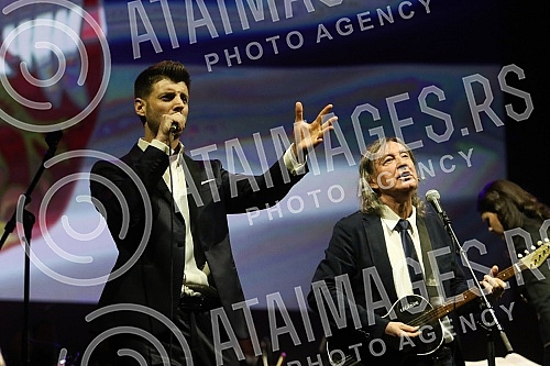 As part of the celebration of the Day of the Serbian Army, the Revue Orchestra and the Mixed Choir of the Art Ensemble of the Ministry of Defense Stanislav Binicki organized a concert in Kombank Hall.U okviru obelezavanja Dana Vojske Srbije, Revijs