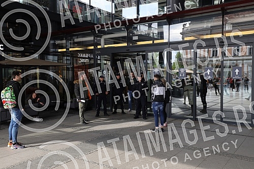lice received a report that explosives had been planted in the Rajiceva shopping center in Belgrade, which led to the evacuation of visitors to the facility.Policija je dobila prijavu da je u trznom centru Rajiceva u Beogradu postavljen eksploziv, 