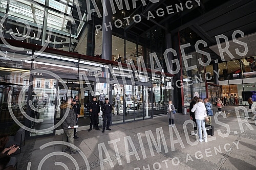 lice received a report that explosives had been planted in the Rajiceva shopping center in Belgrade, which led to the evacuation of visitors to the facility.Policija je dobila prijavu da je u trznom centru Rajiceva u Beogradu postavljen eksploziv, 