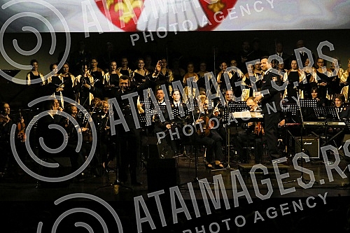 As part of the celebration of the Day of the Serbian Army, the Revue Orchestra and the Mixed Choir of the Art Ensemble of the Ministry of Defense Stanislav Binicki organized a concert in Kombank Hall.U okviru obelezavanja Dana Vojske Srbije, Revijs