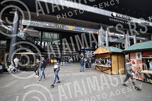 lice received a report that explosives had been planted in the Rajiceva shopping center in Belgrade, which led to the evacuation of visitors to the facility.Policija je dobila prijavu da je u trznom centru Rajiceva u Beogradu postavljen eksploziv, 