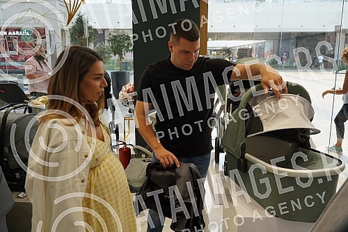 Ivana Pavkovic, who entered the 9th month, and Petar Mitic were buying strollers for twins in the Baby Shop store in the shopping center Galerija.Ivana Pavkovic, koja je usla u 9. mesec i Petar Mitic su u Beby shop prodavnici u trznom centru Galeri