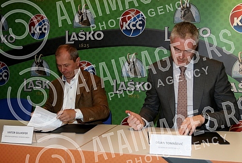 Signing of the sponsorship agreement between the Basketball Association of Serbia and the Lasko brewery.Potpisivanje sponzorskog ugovora izmedju Kosarkaskog saveza Srbije i pivare Lasko.