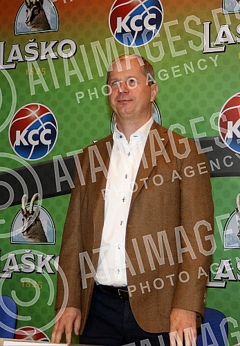 Signing of the sponsorship agreement between the Basketball Association of Serbia and the Lasko brewery.Potpisivanje sponzorskog ugovora izmedju Kosarkaskog saveza Srbije i pivare Lasko.