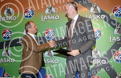 Signing of the sponsorship agreement between the Basketball Association of Serbia and the Lasko brewery.Potpisivanje sponzorskog ugovora izmedju Kosarkaskog saveza Srbije i pivare Lasko.