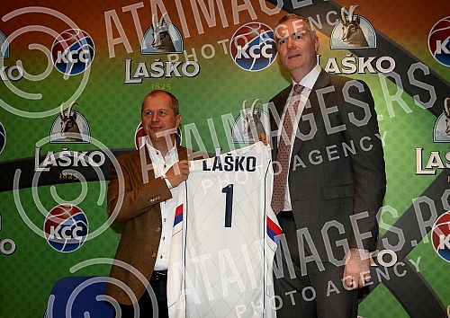 Signing of the sponsorship agreement between the Basketball Association of Serbia and the Lasko brewery.Potpisivanje sponzorskog ugovora izmedju Kosarkaskog saveza Srbije i pivare Lasko.