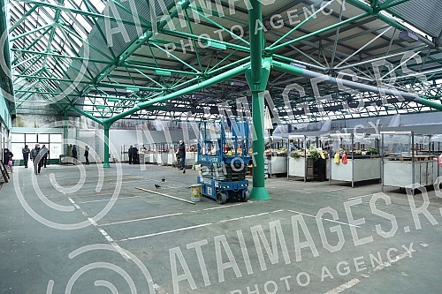 Part of the roof, ceiling and wall of the Stari Mercator market on Mihajlo Pupin Boulevard in New Belgrade collapsed, injuring seven people. Deo krova, plafona i zida pijace Stari Merkator u Bulevaru Mihajla Pupina u Novom Beogradu urusio se i tom 