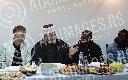 Mufti of Belgrade and military Mustafa Jusufspahich organized an iftar - an evening meal during the month of Ramadan, which ends the daily fast, for football players of the Islamic faith who play in the Serbian Super League.Muftija beogradski i voj