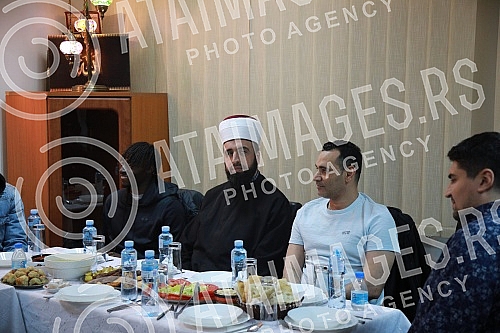 Mufti of Belgrade and military Mustafa Jusufspahich organized an iftar - an evening meal during the month of Ramadan, which ends the daily fast, for football players of the Islamic faith who play in the Serbian Super League.Muftija beogradski i voj