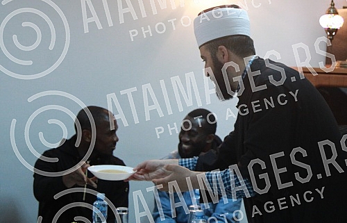 Mufti of Belgrade and military Mustafa Jusufspahich organized an iftar - an evening meal during the month of Ramadan, which ends the daily fast, for football players of the Islamic faith who play in the Serbian Super League.Muftija beogradski i voj