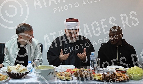 Mufti of Belgrade and military Mustafa Jusufspahich organized an iftar - an evening meal during the month of Ramadan, which ends the daily fast, for football players of the Islamic faith who play in the Serbian Super League.Muftija beogradski i voj