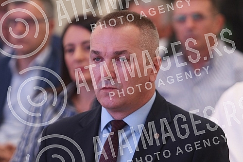 The Chamber of Mining and Geological Engineers of Serbia was founded in the Chamber of Commerce of Serbia.U Privrednoj komori Srbije je osnivana Komora rudarskih i geoloskih inzenjera Srbije.