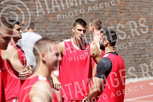 Red Star basketball players are returning to rhythm during training after a two-month break due to coronavirus pandemic. Kosarkasi Crvene zvezde se na treningu vracaju  u ritam posle dvomesecne pauze zbog pandemije korona virusa.