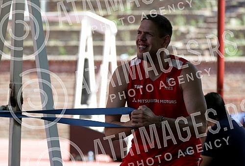 Red Star basketball players are returning to rhythm during training after a two-month break due to coronavirus pandemic. Kosarkasi Crvene zvezde se na treningu vracaju  u ritam posle dvomesecne pauze zbog pandemije korona virusa.