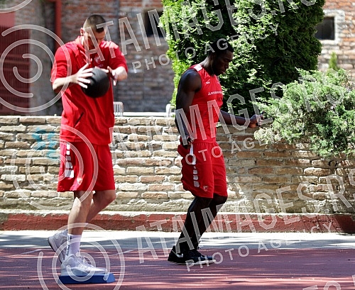 Red Star basketball players are returning to rhythm during training after a two-month break due to coronavirus pandemic. Kosarkasi Crvene zvezde se na treningu vracaju  u ritam posle dvomesecne pauze zbog pandemije korona virusa.