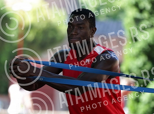 Red Star basketball players are returning to rhythm during training after a two-month break due to coronavirus pandemic. Kosarkasi Crvene zvezde se na treningu vracaju  u ritam posle dvomesecne pauze zbog pandemije korona virusa.