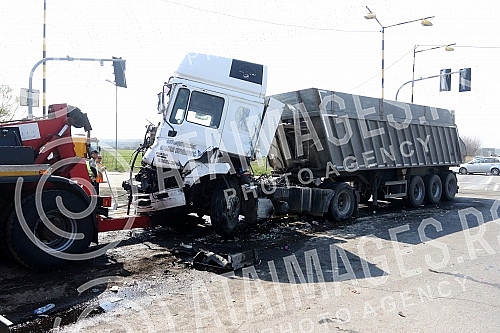 Traffic accident on the Obrenovac road at the turn for Zeleznik.Saobracajna nesreca na na Obrenovackom putu na skretanju za Zeleznik.