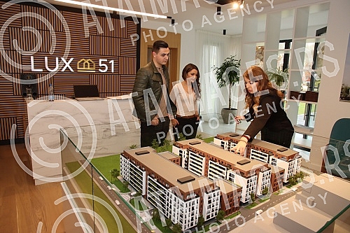 In the settlement Lux 51, which was invested by Sasa Popovic, the sale of apartments started.U naselju Lux 51 na Bezanijskoj kosi ciji je investitor Sasa Popovic danas je pocela prodaja stanova.