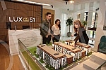In the settlement Lux 51, which was invested by Sasa Popovic, the sale of apartments started.U naselju Lux 51 na Bezanijskoj kosi ciji je investitor Sasa Popovic danas je pocela prodaja stanova.