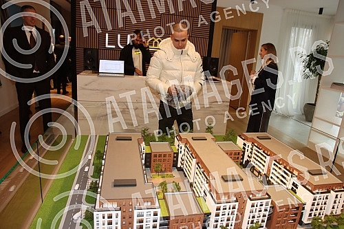 In the settlement Lux 51, which was invested by Sasa Popovic, the sale of apartments started.U naselju Lux 51 na Bezanijskoj kosi ciji je investitor Sasa Popovic danas je pocela prodaja stanova.