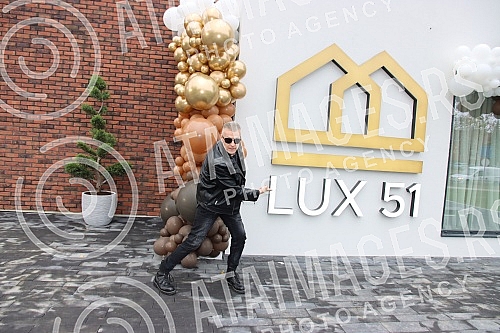 In the settlement Lux 51, which was invested by Sasa Popovic, the sale of apartments started.U naselju Lux 51 na Bezanijskoj kosi ciji je investitor Sasa Popovic danas je pocela prodaja stanova.