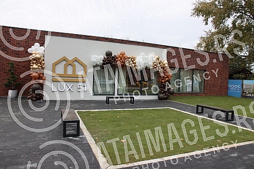 In the settlement Lux 51, which was invested by Sasa Popovic, the sale of apartments started.U naselju Lux 51 na Bezanijskoj kosi ciji je investitor Sasa Popovic danas je pocela prodaja stanova.