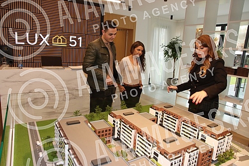 In the settlement Lux 51, which was invested by Sasa Popovic, the sale of apartments started.U naselju Lux 51 na Bezanijskoj kosi ciji je investitor Sasa Popovic danas je pocela prodaja stanova.