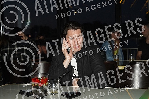 Somersby presented a new product on the Move raft - a non-alcoholic drink with strawberry and lime flavors.Somersby je na splavu Move predstavio novi proizvod - bezalkoholni napitak sa ukusom jagode i limete.