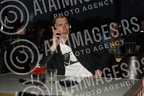 Somersby presented a new product on the Move raft - a non-alcoholic drink with strawberry and lime flavors.Somersby je na splavu Move predstavio novi proizvod - bezalkoholni napitak sa ukusom jagode i limete.