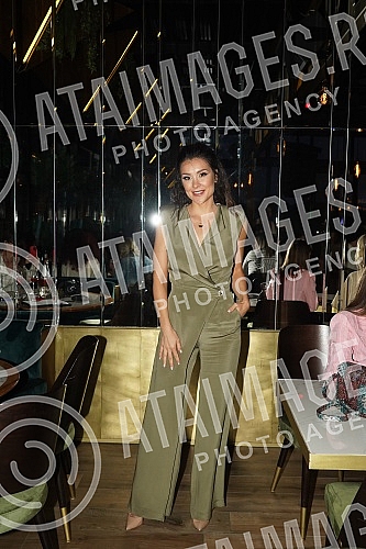 Somersby presented a new product on the Move raft - a non-alcoholic drink with strawberry and lime flavors.Somersby je na splavu Move predstavio novi proizvod - bezalkoholni napitak sa ukusom jagode i limete.