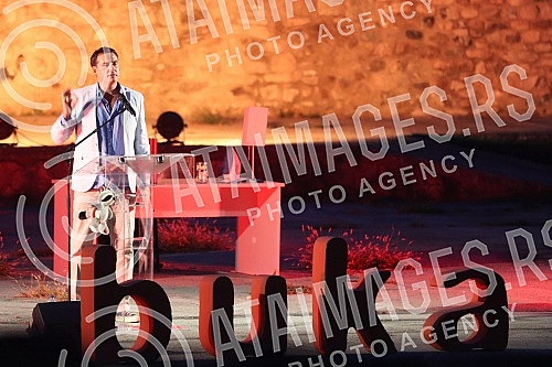On the occasion of the 23rd anniversary of the founding of Buka magazine, one of the most respected satirists and humorists in the region of the former Yugoslavia and TV presenter Zoran Kesic performed at the Banja Luka fortress Kastel.Povodom 23 g
