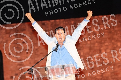 On the occasion of the 23rd anniversary of the founding of Buka magazine, one of the most respected satirists and humorists in the region of the former Yugoslavia and TV presenter Zoran Kesic performed at the Banja Luka fortress Kastel.Povodom 23 g