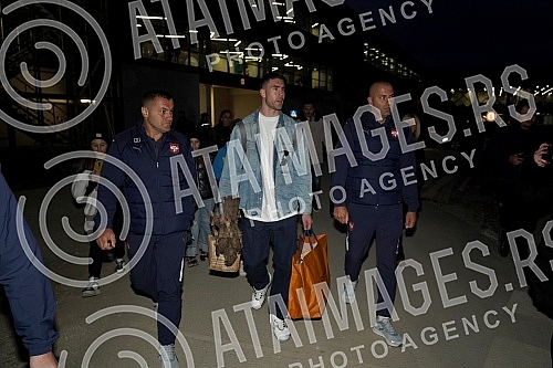 The football team of Serbia, which participated in the World Cup in Qatar, returned on a regular flight from Doha.Fudbalska reprezentacije Srbije koja je ucestvovala na Svetskom prvenstvu u Kataru vratila se redovnim letom iz Dohe.