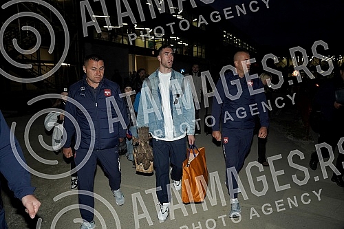 The football team of Serbia, which participated in the World Cup in Qatar, returned on a regular flight from Doha.Fudbalska reprezentacije Srbije koja je ucestvovala na Svetskom prvenstvu u Kataru vratila se redovnim letom iz Dohe.