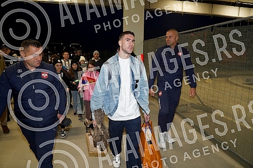 The football team of Serbia, which participated in the World Cup in Qatar, returned on a regular flight from Doha.Fudbalska reprezentacije Srbije koja je ucestvovala na Svetskom prvenstvu u Kataru vratila se redovnim letom iz Dohe.