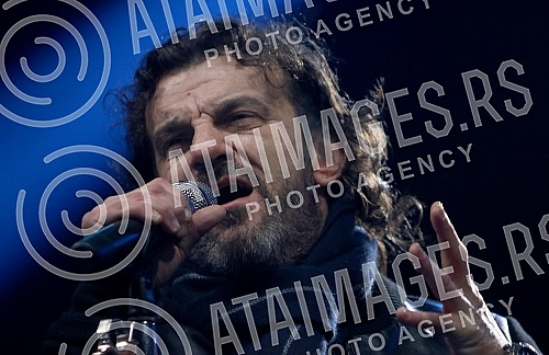 On the square in the municipality of Obrenovac Aca Lukas (Aleksandar Vuksanovic) held a concert in organization of the Skymusic.Na trgu u opstini Obrenovac odrzan besplatan koncert Ace Lukasa (Aleksandar Vuksanovic) u organiyaciji Skymusic.