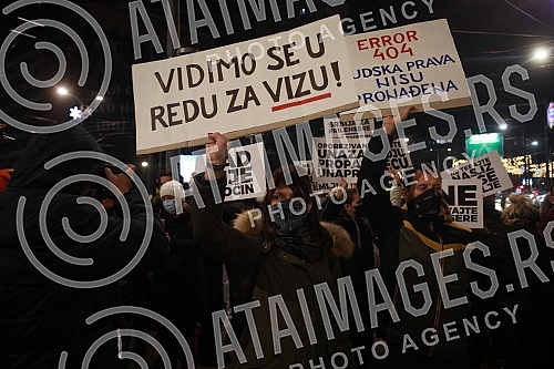 The Association of online workers organized a protest in front of the Government of Serbia due to the decision of the state to retroactively collect taxes for the previous six years.Udruzenje radnika na internetu organizovalo je protest ispred Vlad