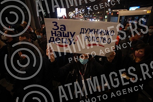 The Association of online workers organized a protest in front of the Government of Serbia due to the decision of the state to retroactively collect taxes for the previous six years.Udruzenje radnika na internetu organizovalo je protest ispred Vlad