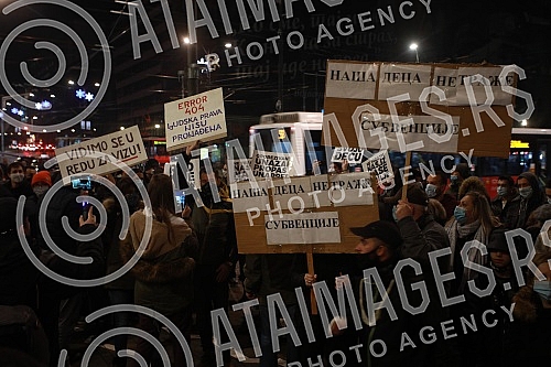 The Association of online workers organized a protest in front of the Government of Serbia due to the decision of the state to retroactively collect taxes for the previous six years.Udruzenje radnika na internetu organizovalo je protest ispred Vlad