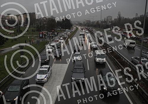 During the day, the busiest roads were blocked due to rain and New Year's euphoria.Tokom dana najprometnije saobracajnice bile su blokirane zbog kise i novogodisnje euforije