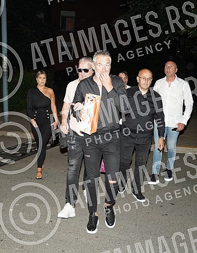 Singer Petar Mitic celebrated the birth of his sons at Dash restaurant.Pevac Petar Mitic proslavio je rodjenje sinova u restoranu Dash.