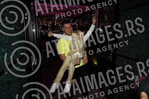 Singer Petar Mitic celebrated the birth of his sons at Dash restaurant.Pevac Petar Mitic proslavio je rodjenje sinova u restoranu Dash.